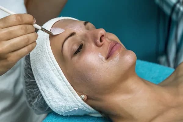 What Actually Happens to Your Skin during a Chemical Peel Treatment in Delhi: Layer by Layer Guide